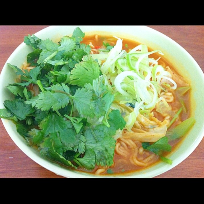 パクチーたっぷり！ピリ辛ラーメン